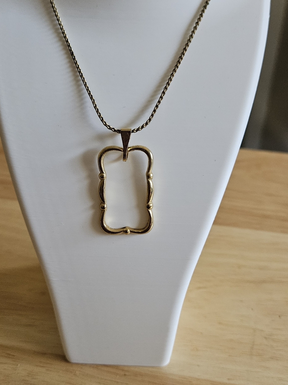 Elegant Gold Openwork Pendant Necklace - Women's Jewelry 18" Chain. - Picture 1 of 5